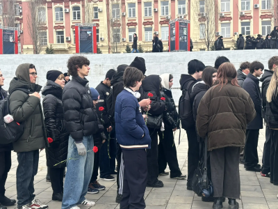 Возложение цветов на мемориальном комплексе 